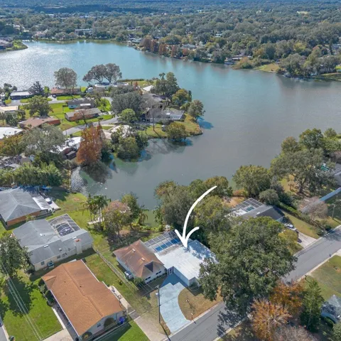 PRIVATE LAKEFRONT PARADISE