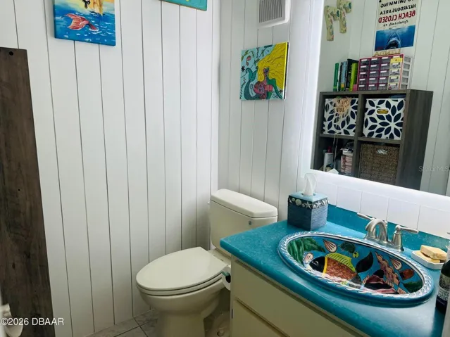 1/2 guest bathroom 2nd floor
