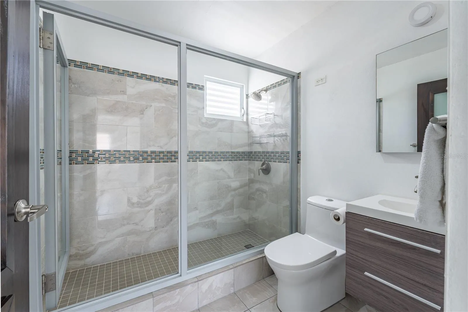 Second Unit ( Second Level ) Full Bathroom
