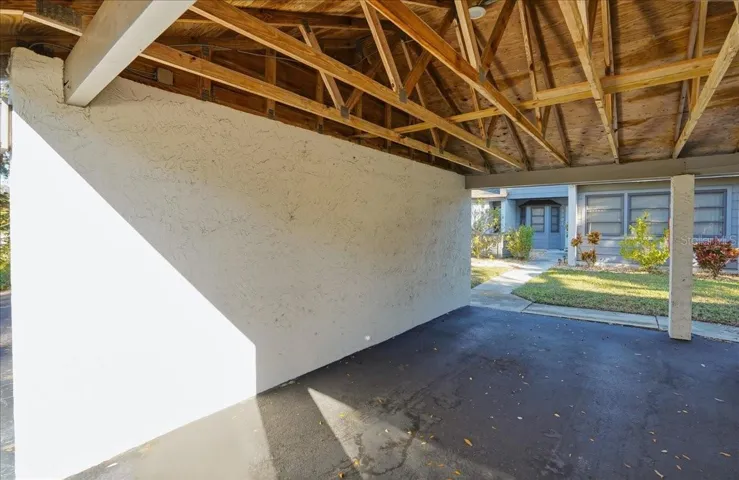 Carport.