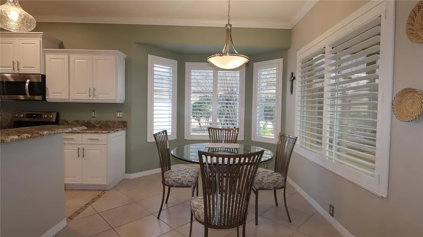 Dinette w/Bay Window
