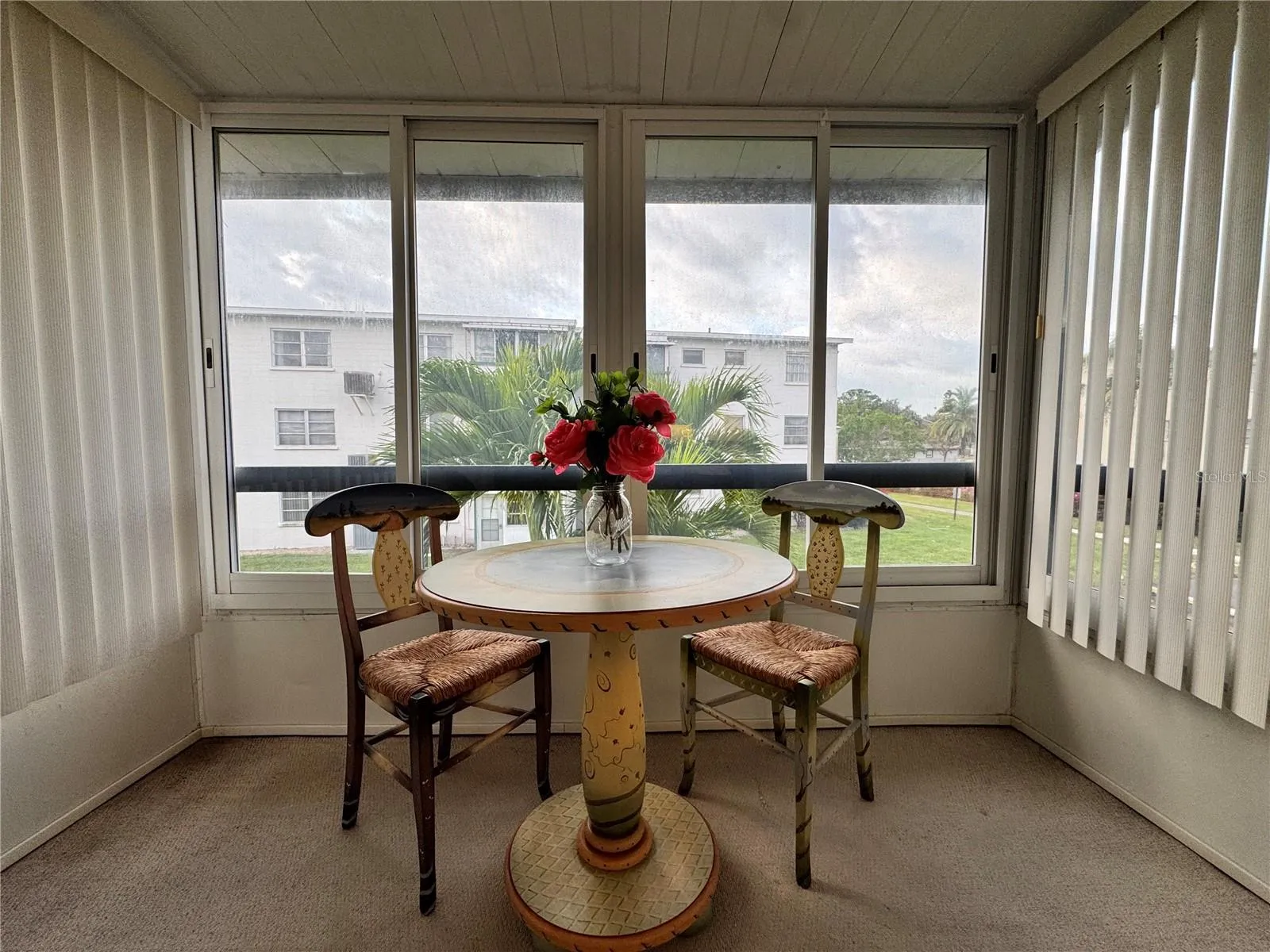 Sliding glass WINDOWS CLOSED