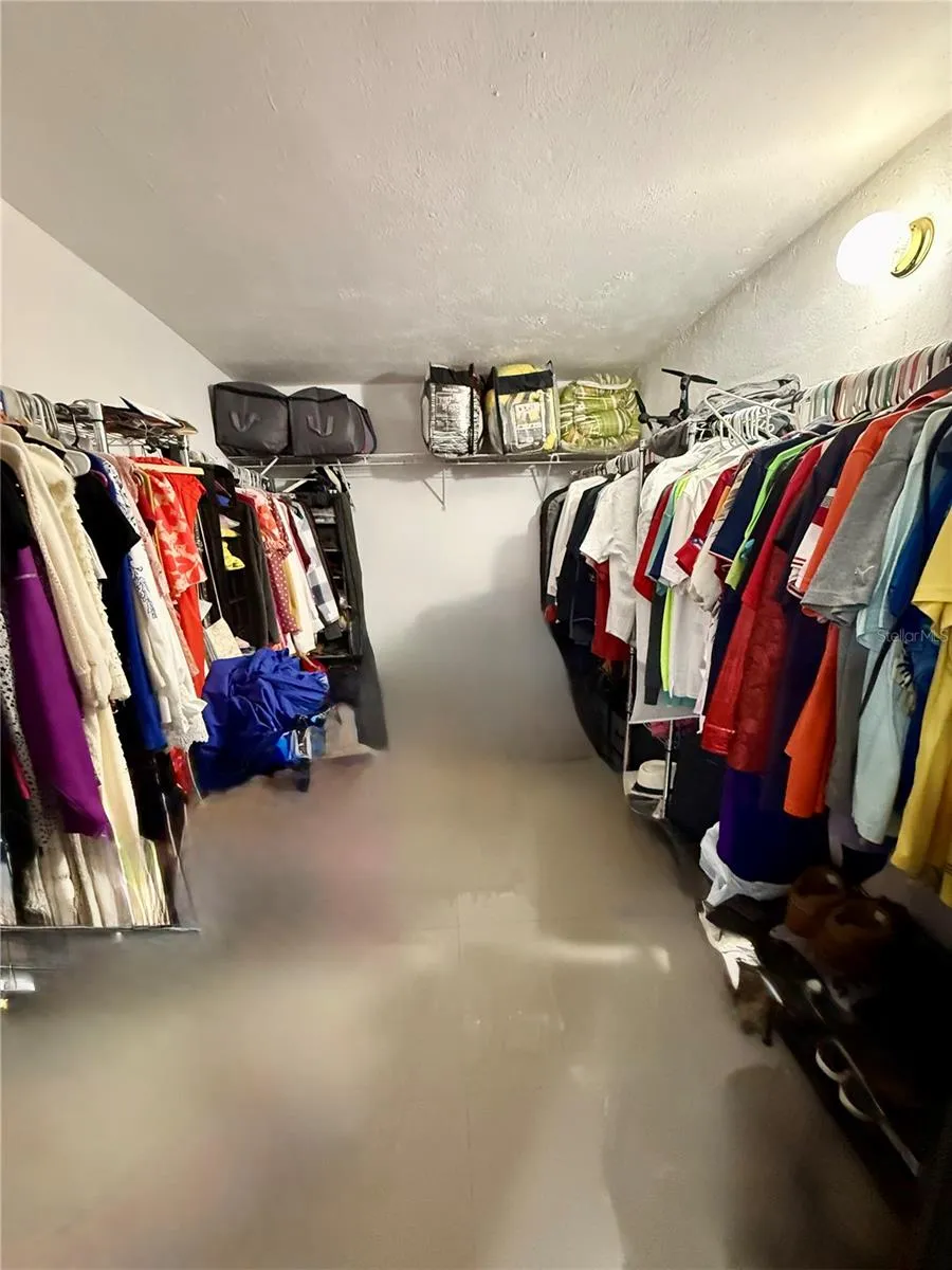 Walk in closet MBR