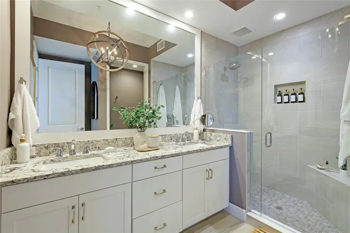 owners suite bathroom