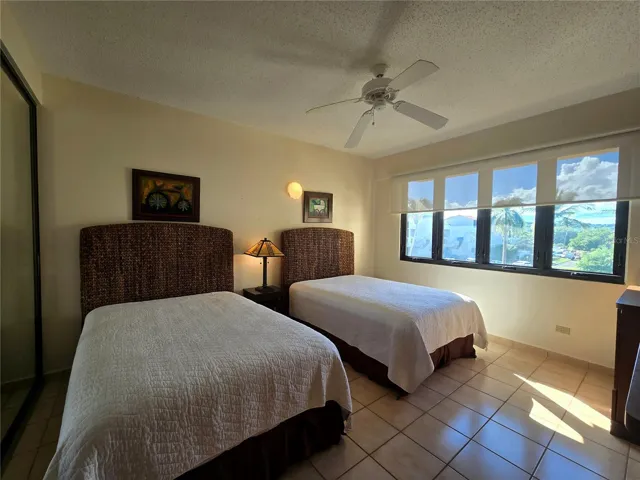 Secondary bedroom.
