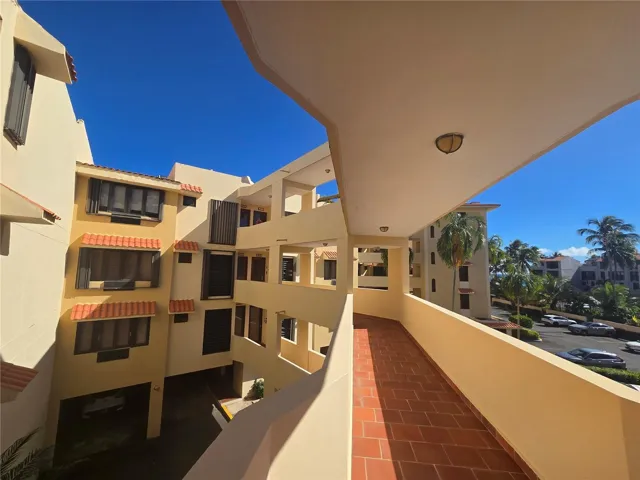 Hallway from unit´s floor elevator towards unit´s entrance.