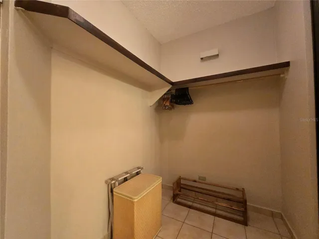 Primary´s bedroom walkin closet.