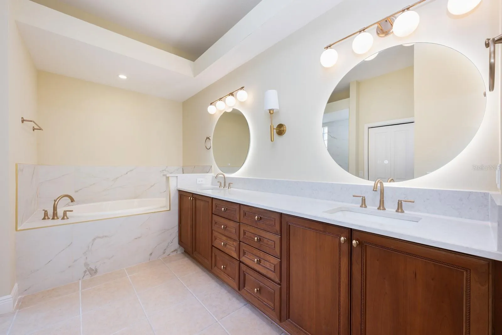 Owner's en-suite bath.