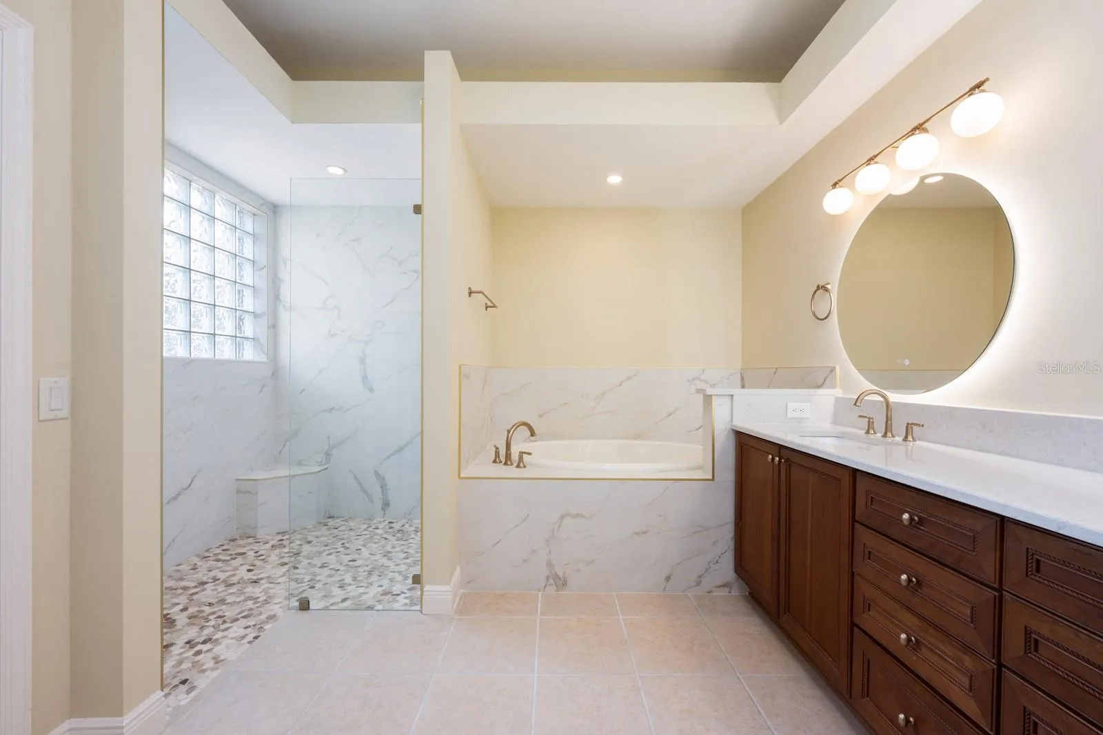 Owner's en-suite bath.