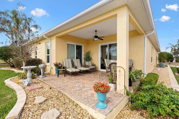 Another angle of the lanai.