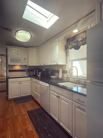 KITCHEN WITH GRANIT COUNTERTOP