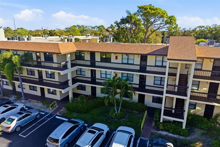Well-maintained DeSoto Square Villas in Bradenton, FL – 55+ gated community with assigned parking and easy access