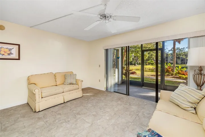 Bright and open living space with flexible layout in this furnished Bradenton condo