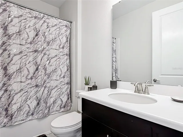 Full 2nd Bathroom