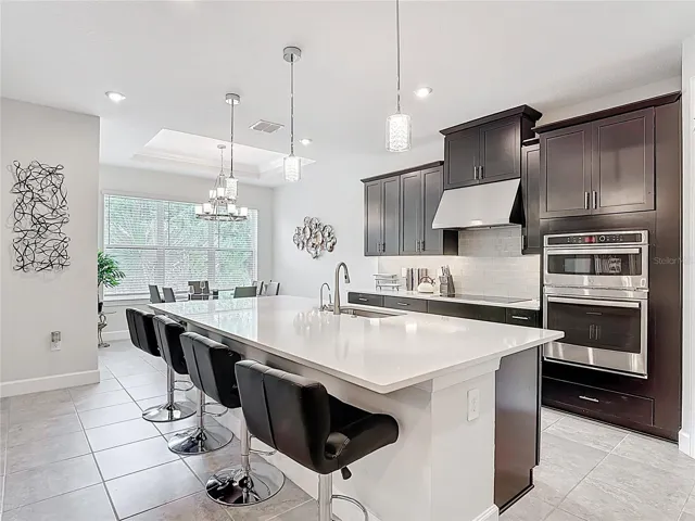 Gourmet Kitchen w/ Breakfast Bar