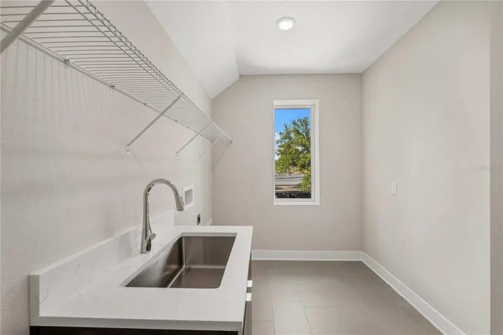 Laundry room with Sink