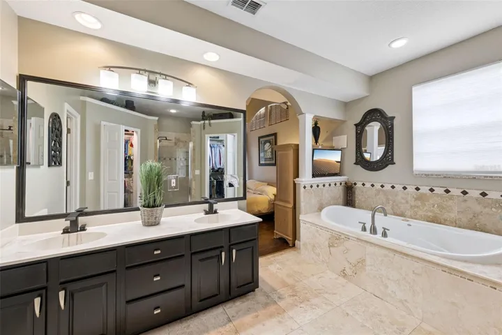 En-suite bathroom in primary bedroom