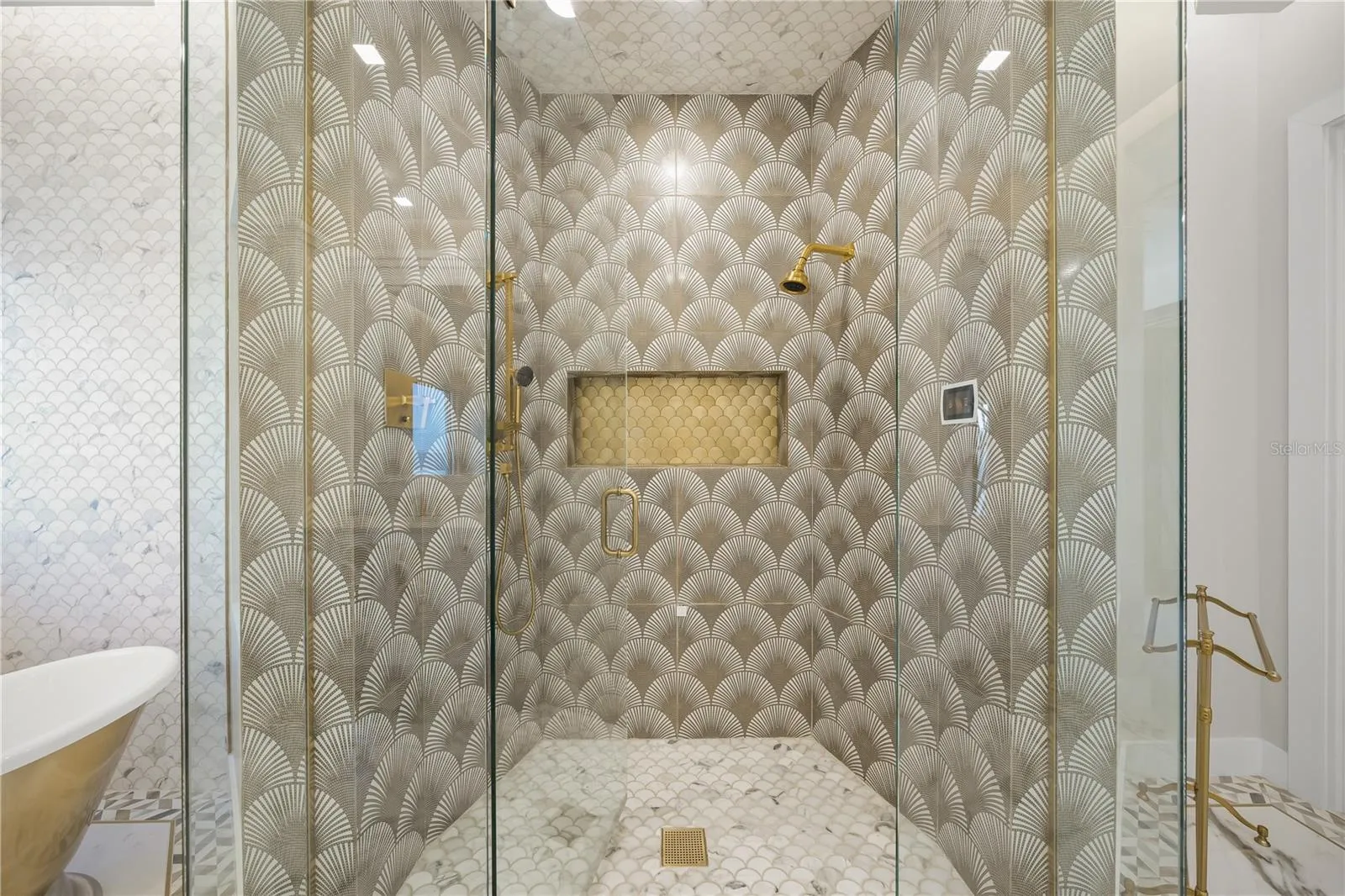 Third floor en-suite bathroom