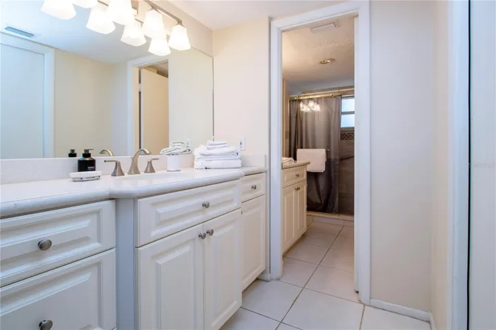 Primary ensuite vanity/dressing area