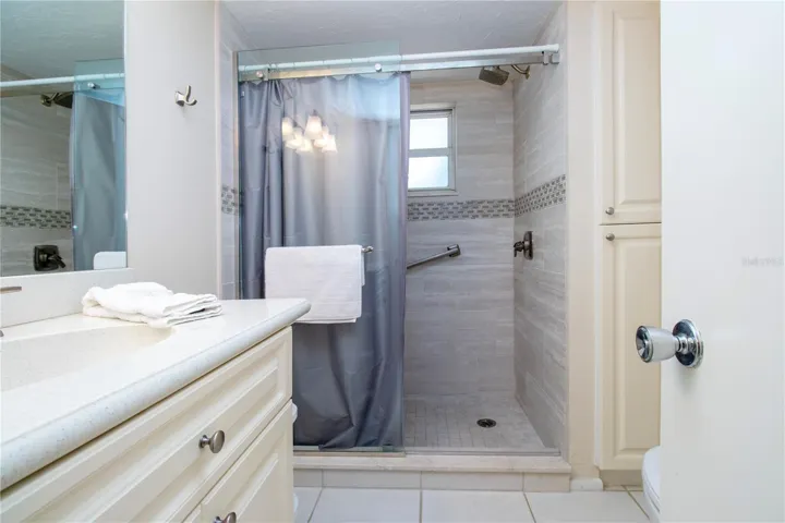 Primary shower/Vanity