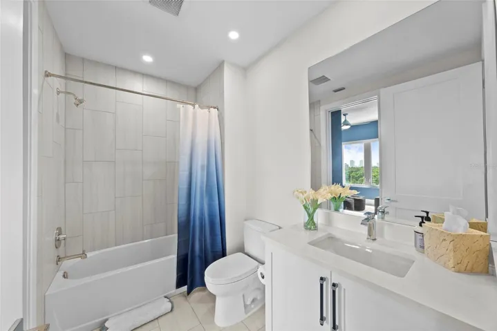 bathroom between 2nd and 3rd bedroom (jack and jill)