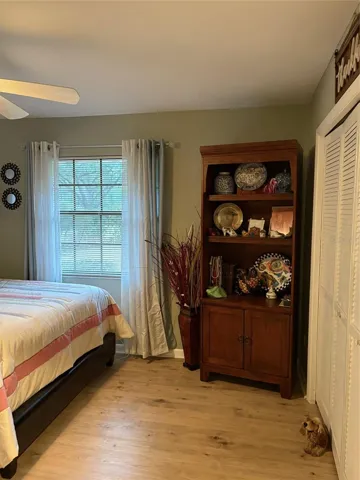 Guest bedroom 1 with window