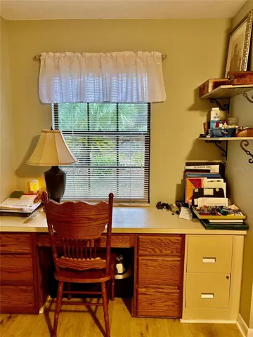 Guest bedroom 2 desk