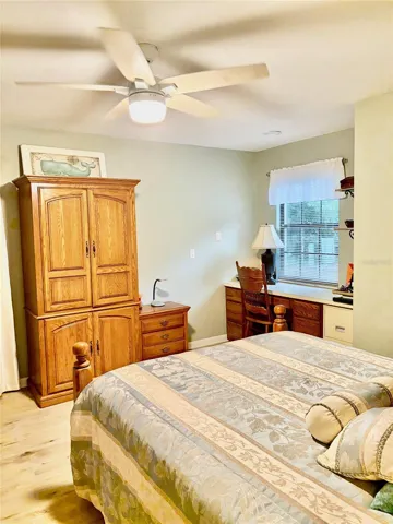 Guest bedroom 2 with desk