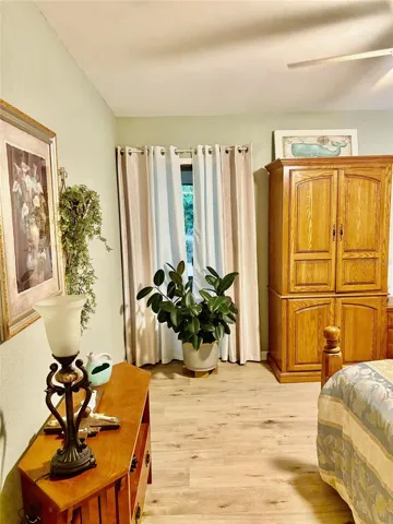 Guest bedroom 2 with window