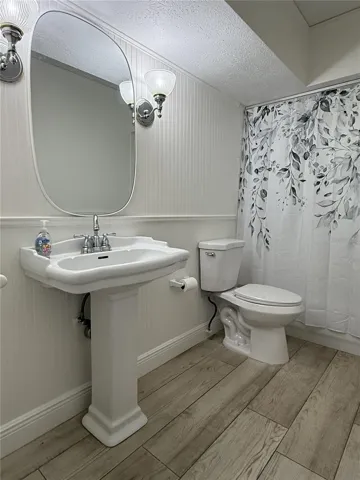Hall Bath with Tub/Shower