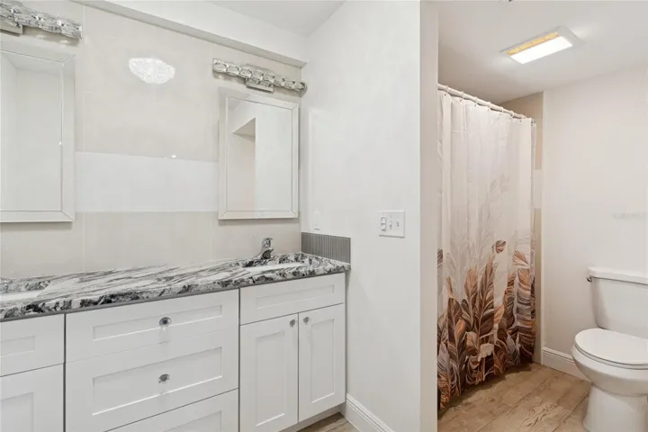 Primary EnSuite with Tub/Shower