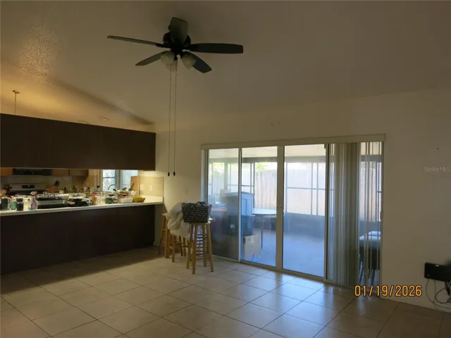 Family Rm area & breakfest bar