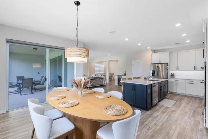 Dinette are overlooking the kitchen and lanai.