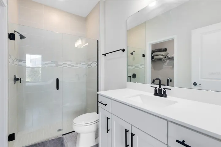 Private bedroom 2 en suite bath. Downstairs.