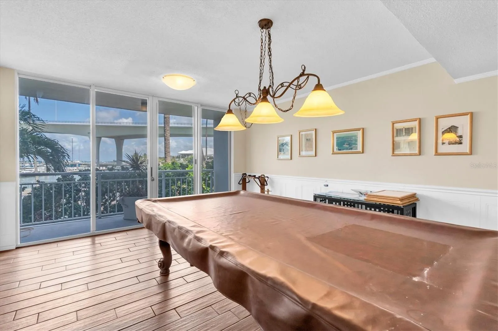 Complex billiard room