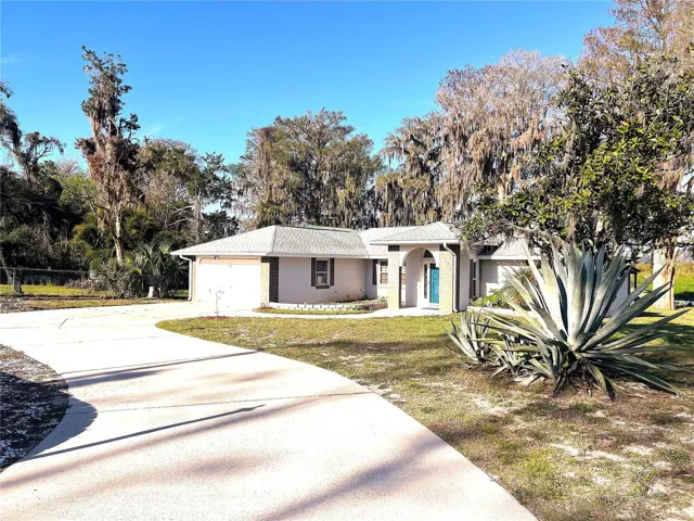 Charming 3BR, 2Bath, 2-Car Garage + Boat House & Dock Nestled Beautifully on the Banks of Historic Lake Rousseau & the Withlacoochee River!