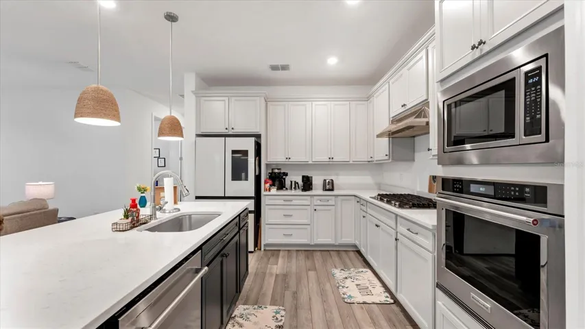 No backsplash allows for plenty of opportunity to customize