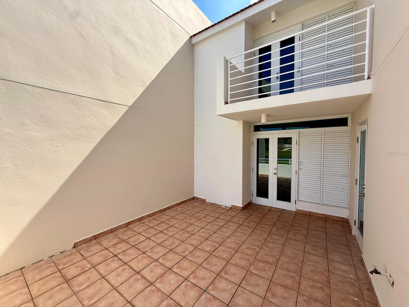 Balcony (second floor)