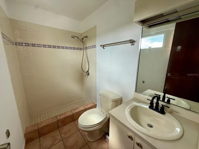 2nd Bedroom's Bathroom (second floor)