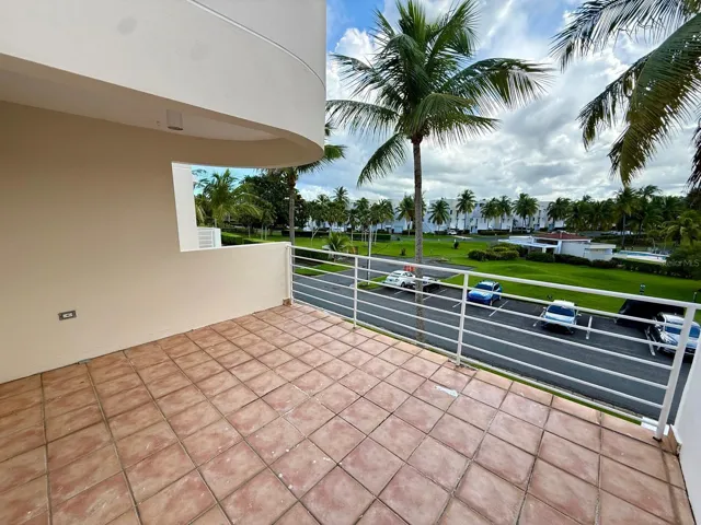 Balcony (third floor)