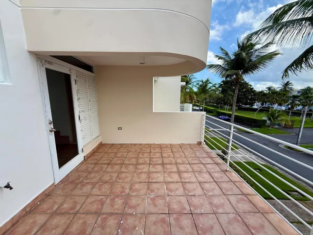 Balcony (third floor)