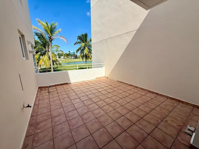 Balcony (second floor)