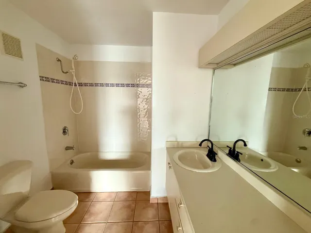 1st Bedroom's Bathroom (second floor)