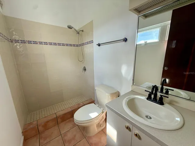 4th bedroom's Bathroom (third floor)