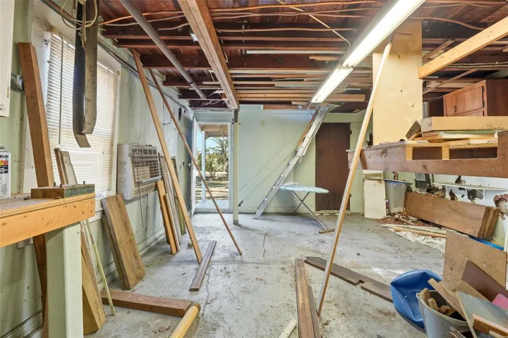 Detached 1 car garage/work shop