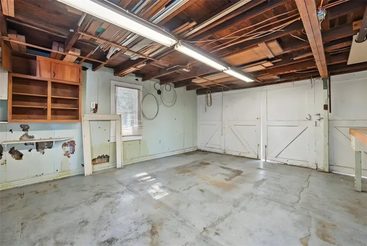 Detached 1 car garage/ work shop