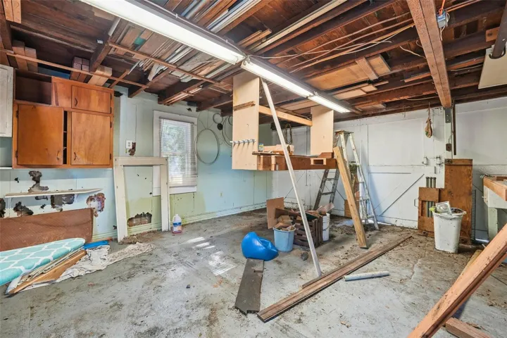 Detached 1 car garage/work shop
