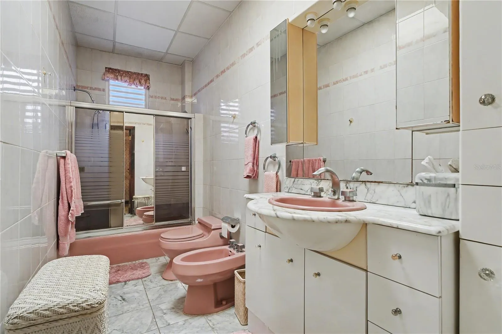 Vintage bathroom with original tub, bidet, and classic finishes reflecting the home’s era.
