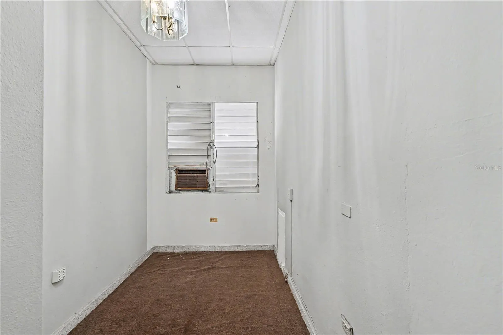 Additional bedroom with high ceilings and flexible layout for multiple uses.