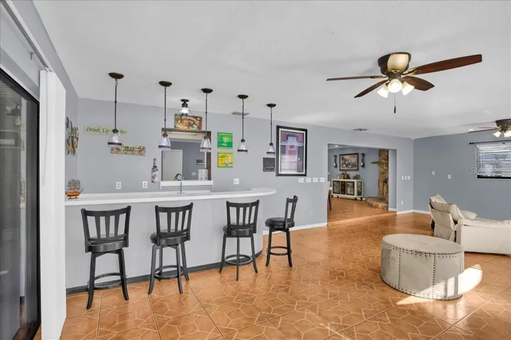Family room / Wet Bar